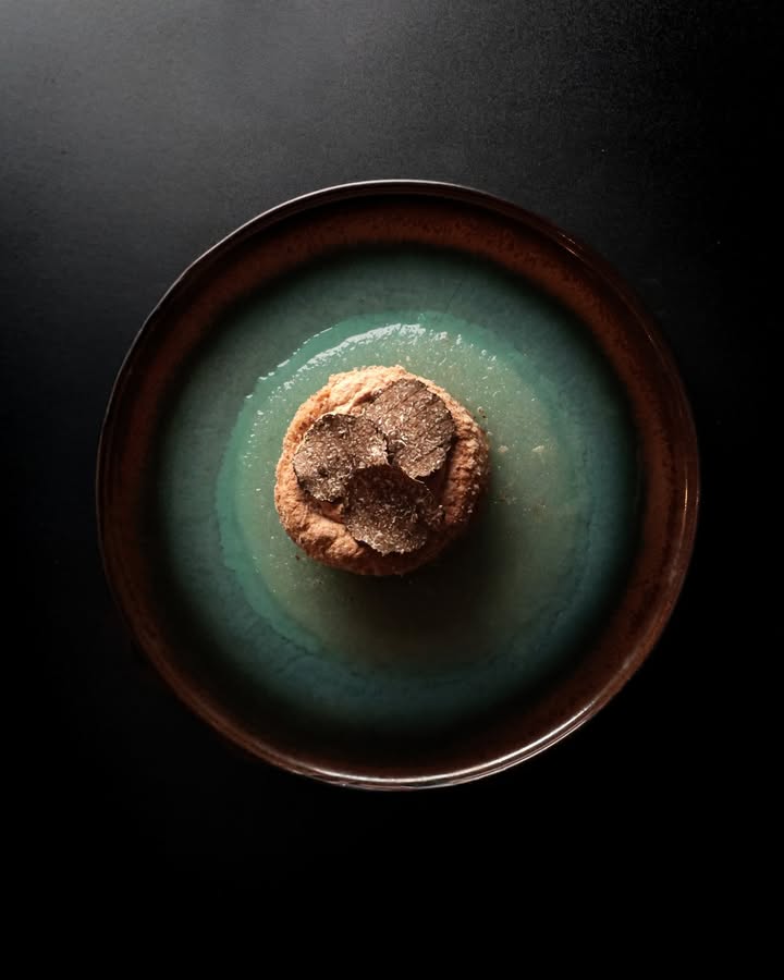 Dacquoise, poire et mousseline à la truffe de Bourgogne